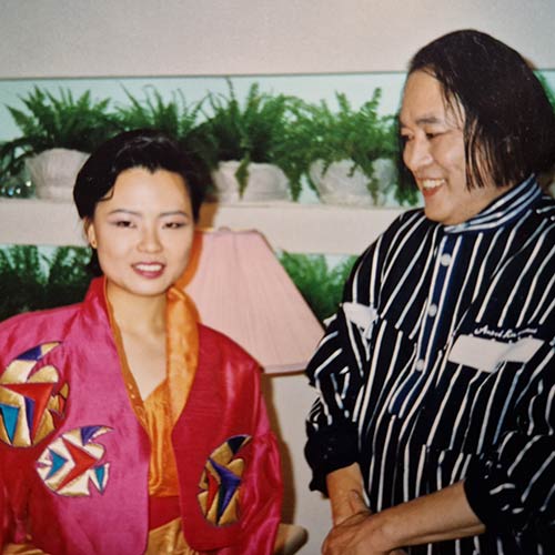 2 Avec le célèbre couturier André Kim